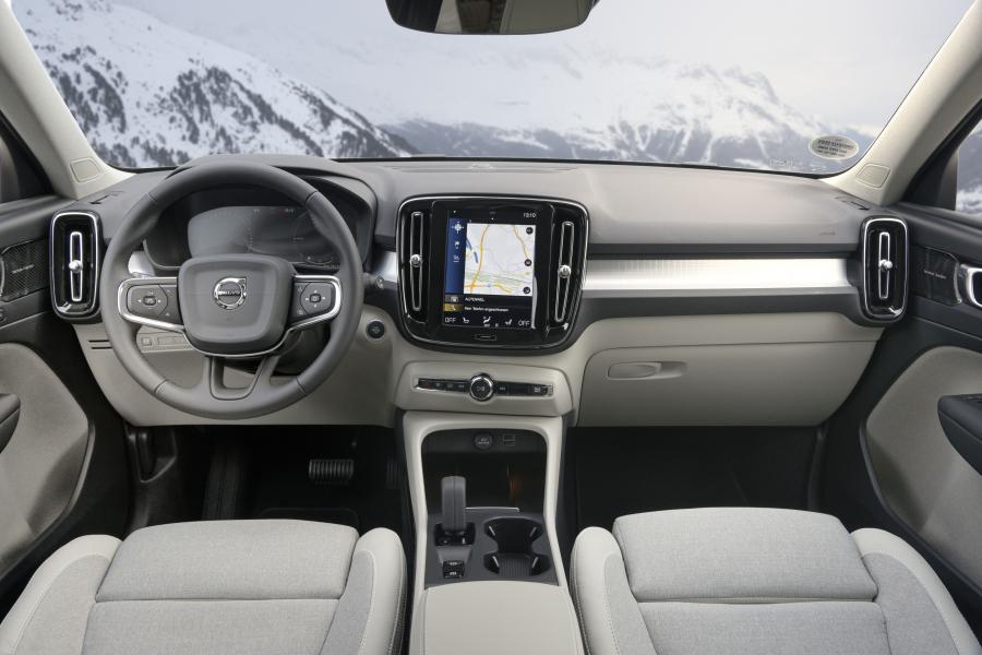 Торпедо Volvo XC40 T5 Plug-in Hybrid 2019 года  (WW) (фото 22 из 24)